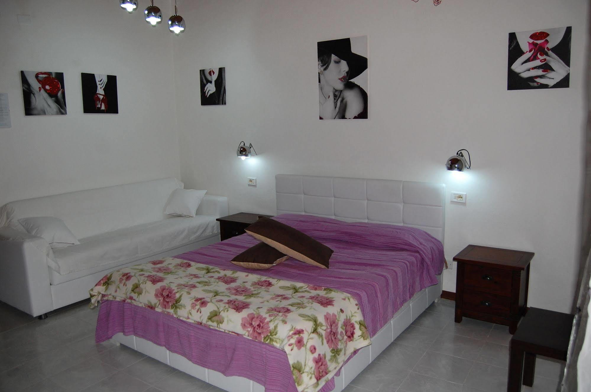 อิล มีรโต้อีลาโรซ่า Bed & Breakfast อาเรเนลลา ภายนอก รูปภาพ
